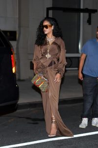 Rihanna-stuns-in-20K-coat.