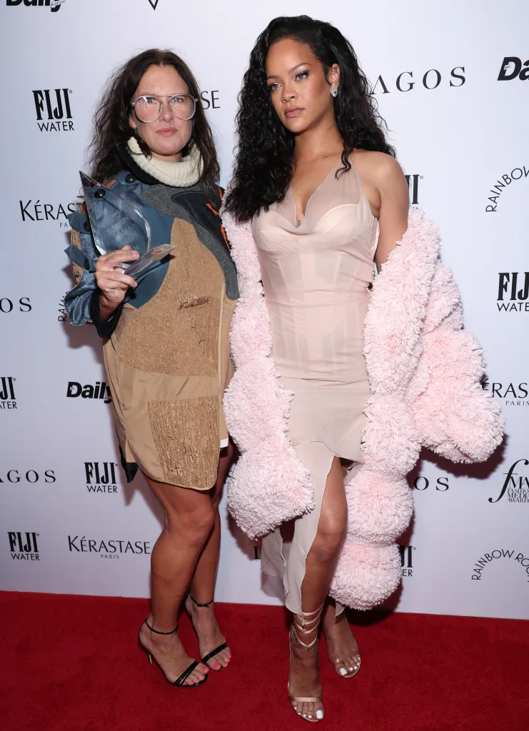 Rihanna-stuns-in-20K-coat.